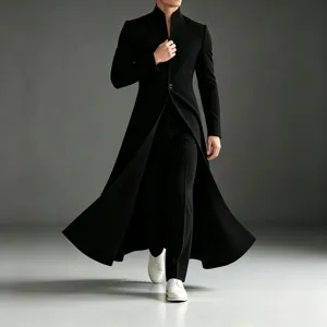 Long manteau de costume noir pour homme, col officier, taille ajustée coupe A évasée.