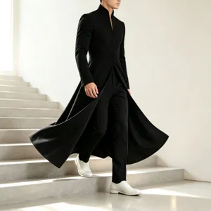Détail de manteau long homme col montant noir, veste de banquet évasée coupe trapèze élégante.