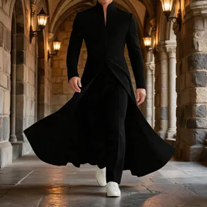 Vue détaillée de l'élégant trench-coat long noir à col montant et à ourlet évasé pour hommes.