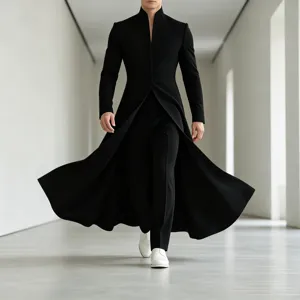 Manteau long noir élégant pour homme avec col montant, un bouton et ourlet évasé.