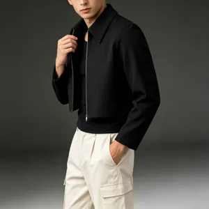 Heren korte reversjas met dubbele rits, minimalistische zwarte casual bovenkleding detail.