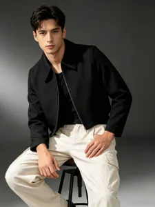 Gedetailleerd overzicht van zwarte herenjas met revers, minimalistische casual bovenkleding.