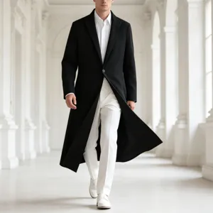 Vue détaillée du long manteau noir pour homme avec un design trapèze élégant pour banquet.