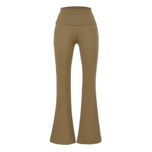 Khakifarbene hochtaillierte Schlag-Yogahose im Detail, einfarbige figurgerechte Fitnesshose Damen.