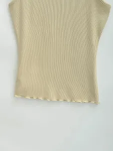 Detailansicht des elastischen Rippstrick-Tops mit feiner Struktur und Wellensaum.