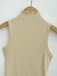 Einfarbiges Rippstrick-Oberteil mit Stehkragen und Wellensaum, ärmelloser Basic-Sommer-Pullover.