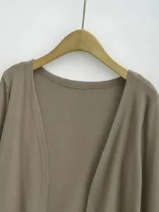 Detailansicht des einfarbigen Langarm-Cardigans, Halsausschnitt und weicher Stoff.