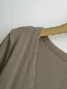 Nahaufnahme Detail der Schulter und Kragenaennaht einer einfarbigen Strickjacke.