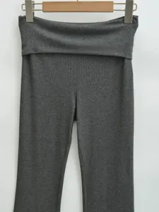Detailansicht der dunkelgrauen, hoch geschnittenen Schlag-Yogahose mit Rippstrickmaterial.