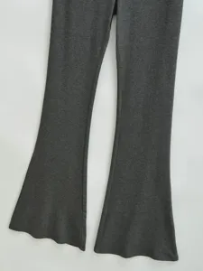 Graue Schlag-Yogahose Detailaufnahme mit weichem Stretchstoff und figurbetonter Passform.