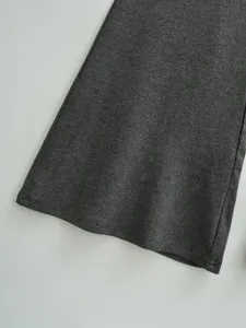 Detailansicht des grauen Schlaghosen Saums, weiches elastisches Material, minimalistisches Design.