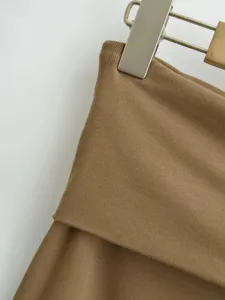Brauner Rippstrick Stoff Detail, elastischer Taillenbund Kleidung Nahaufnahme Ansicht
