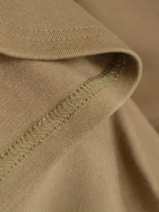 Nahaufnahme der Rippstrick-Textur und sauberen Overlock-Nähte an lässiger Damenbekleidung.