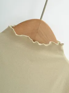 Nahaufnahme des gerippten Damen-T-Shirts mit Stehkragen und charmantem Wellensaum-Detail.
