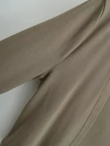 Nahaufnahme der Stofftextur und Schulternaht des einfarbigen Langarm-Cardigans für Damen.