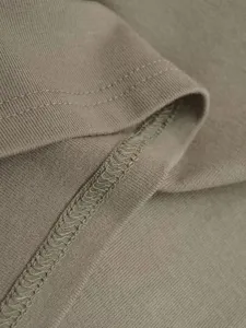 Nahaufnahme des weichen unifarbenen Strickstoffs mit feinen Nähten und haltbarer Nahtdetails.