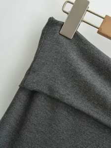 Nahaufnahme der dunkelgrauen High-Waist Yogahose mit weicher Stricktextur und Bund.