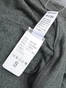 Nahaufnahme Detail von weichem Rippstoff und Pflegeetikett für Damen Freizeithose Hosen.