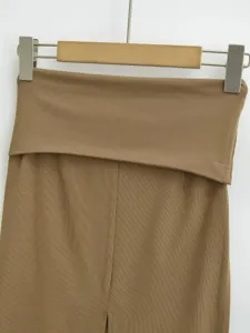 Brauner Rippstrick-Rock im Detail, eleganter umgeschlagener Bund für Damenmode-Outfits.