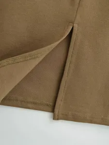 Nahaufnahme des gerippten Strickrockschlitzes mit feinen Nähten und strukturiertem Stoff.