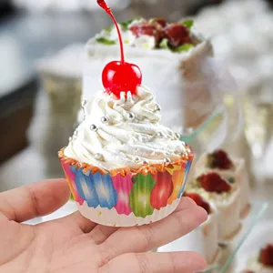 Vue détaillée des moules à cupcakes en papier sulfurisé coloré, parfaits pour la cuisson.