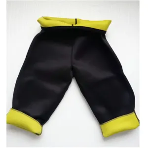 Detailopname van de zwarte en gele neopreen zweet fitness capribroek in close-up.