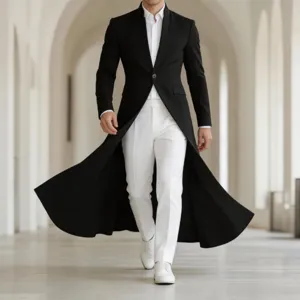 Détail du long manteau noir pour homme avec col montant et coupe évasée style soirée.