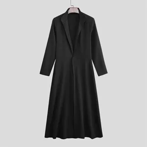Vue détaillée du long manteau noir montrant son col montant, sa taille ajustée et sa coupe.