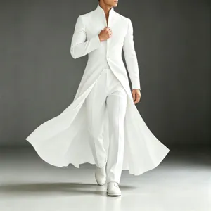 Vue détaillée du manteau long blanc pour homme à col officier et ourlet évasé.