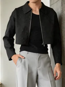 Korte zwarte herenjas met reverskraag en tweewegritssluiting voor trendy gelaagde look.