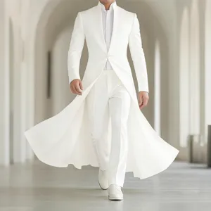 Vue détaillée de la veste de costume longue et cintrée blanche élégante homme.
