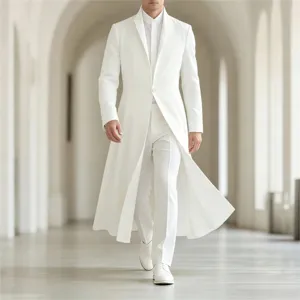 Vue détaillée du long costume formel blanc pour homme, présentation élégante de tenue de soirée.