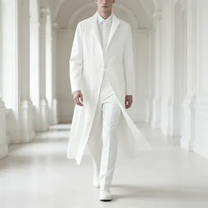Vue détaillée du manteau long blanc pour homme, taille cintrée élégante dans un couloir.