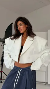 Completo elegante da donna con blazer bianco corto oversize e pantaloni casual autunno.