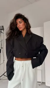 Blazer corto nero oversize da donna, elegante giacca autunnale casual dal taglio comodo.