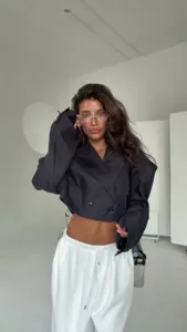 Elegante blazer corto nero da donna, design oversize moderno perfetto per un look autunnale chic.