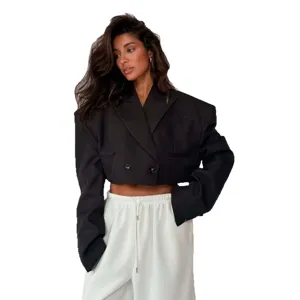 Elegante blazer corto nero da donna, taglio oversize casual ideale per la moda autunnale.