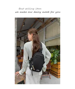 Detailansicht der Mini-Nylontasche am Model, die den lässigen Stil und die Portabilität zeigt.