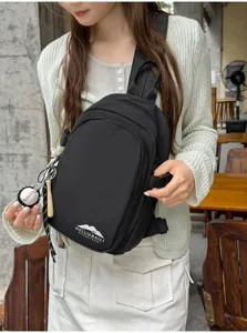 Lässige minimalistische schwarze Nylontasche, leicht und multifunktional mit Schlüsselanhänger.