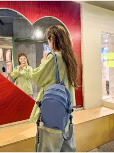 Lässiger minimalistischer Nylon Minirucksack für Damen, leicht und praktischer Freizeitrucksack.