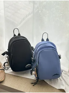 Detailansicht des lässigen Nylon Mini Rucksacks, leichte tragbare Freizeittasche mit Anhängern.