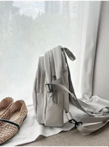 Lässiger Mini-Nylon-Rucksack Seitenansicht, leichte multifunktionale Alltagstasche für Damen.