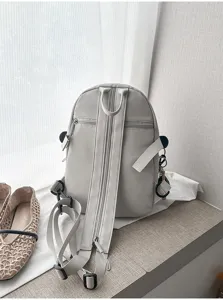 Lässiger minimalistischer Nylon-Rucksack für Damen, leicht und multifunktional für Alltag.
