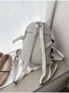 Rückseite des minimalistischen Nylon-Rucksacks, verstellbare Riemen, vielseitiger Tagesrucksack.