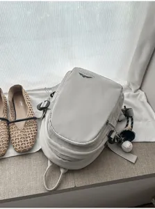 Detaillierte Ansicht des hellgrauen Mini-Nylon-Rucksacks mit praktischen Reißverschlüssen.
