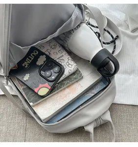 Detailansicht des geräumigen Innenraums und der Fächer des lässigen Nylon-Rucksacks.