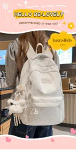 Milchweißer Rucksack mit Sternenmuster und flauschigem Bärenanhänger, sehr schick und süß.