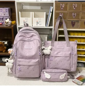 Lila sternenhimmel schüler rucksack 3er-set mit tasche und süßem plüsch-anhänger für schule.
