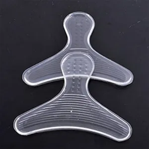 Primer plano de agarres de talon de silicona transparente en T, detalles antideslizantes.