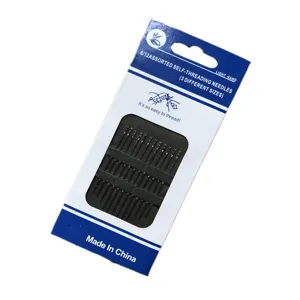 Vista detallada de las agujas de coser autoenhebrables, práctico juego de agujas para fácil uso.